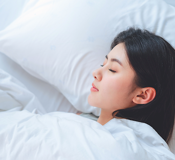 眠る女性